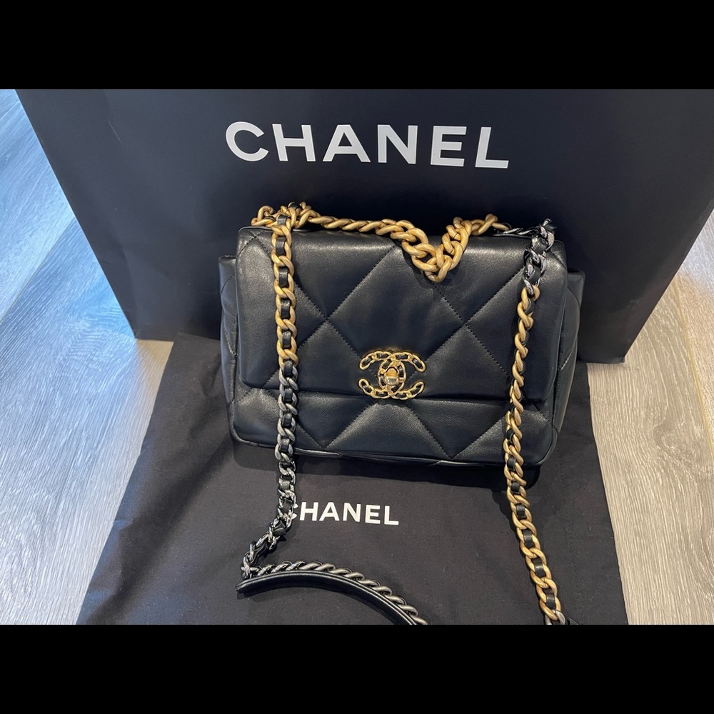 Chanel 19 medium